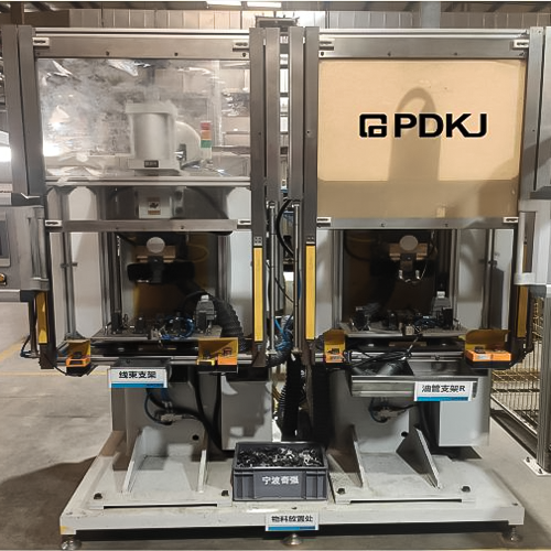 Buckelschwei&szlig;maschine f&uuml;r Sto&szlig;d&auml;mpferhalterungen f&uuml;r Kraftfahrzeuge