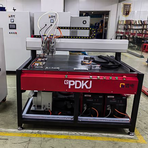 Makin&euml; saldimi automatik me kurvar me tre arm&euml; Cnc